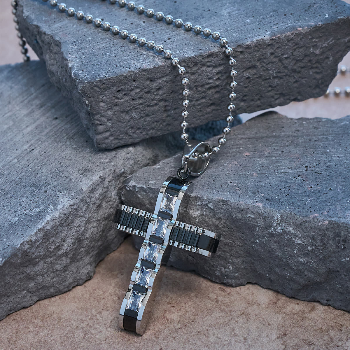 Collar de Cruz de Aleación con Circonia en 4 Colores: Símbolo de Fe Diario para tu Estilo