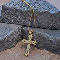 Collar de Cruz de Cobre y Circonia con Nudo: Recordatorio de Fe y Luz para el Día a Día