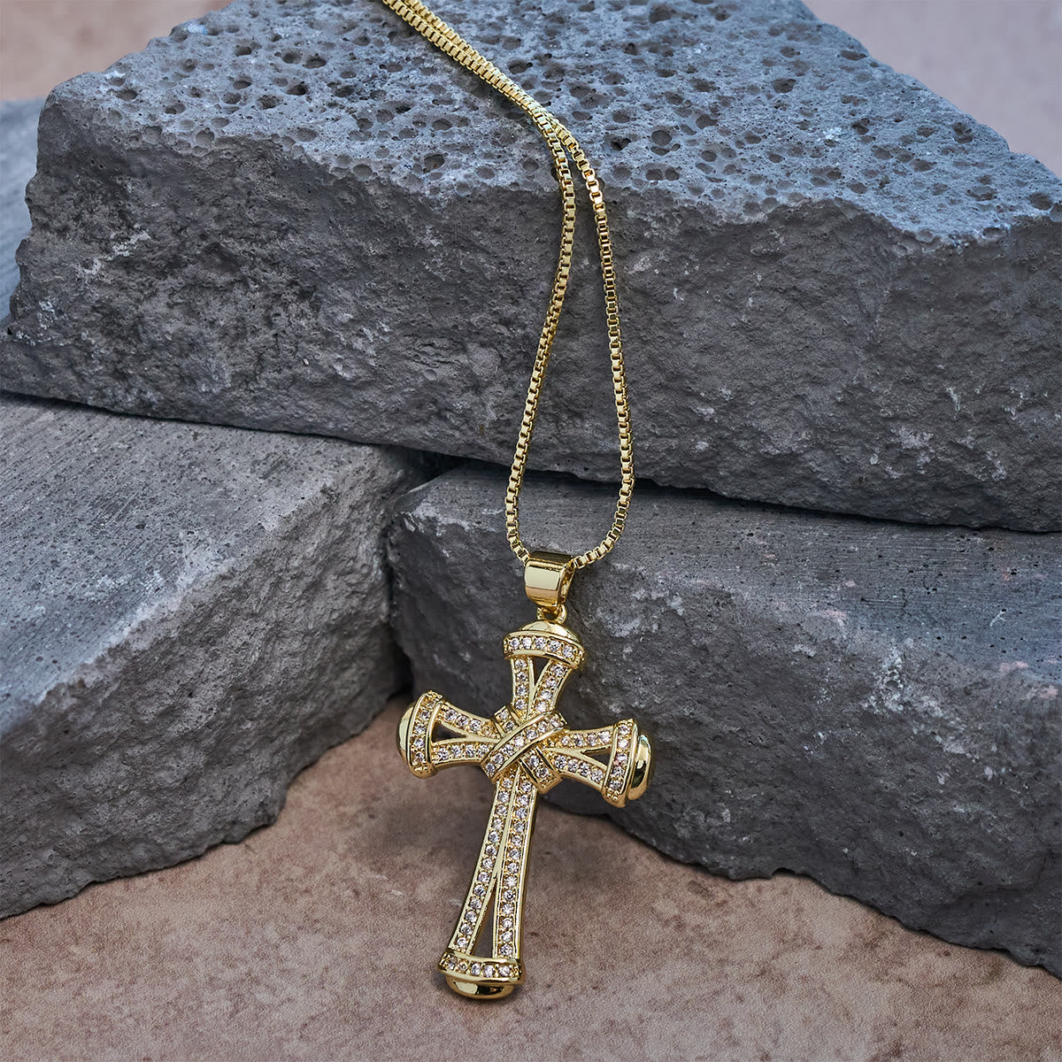 Collar de Cruz de Cobre y Circonia con Nudo: Recordatorio de Fe y Luz para el Día a Día