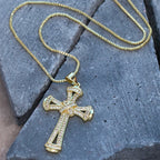 Collar de Cruz de Cobre y Circonia con Nudo: Recordatorio de Fe y Luz para el Día a Día