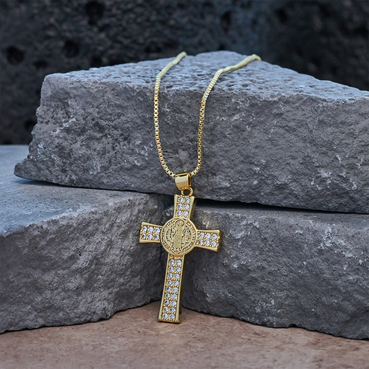 Collar de Cruz Serie Emblema de San Benito: Recordatorio de Fe y Gracia Diario