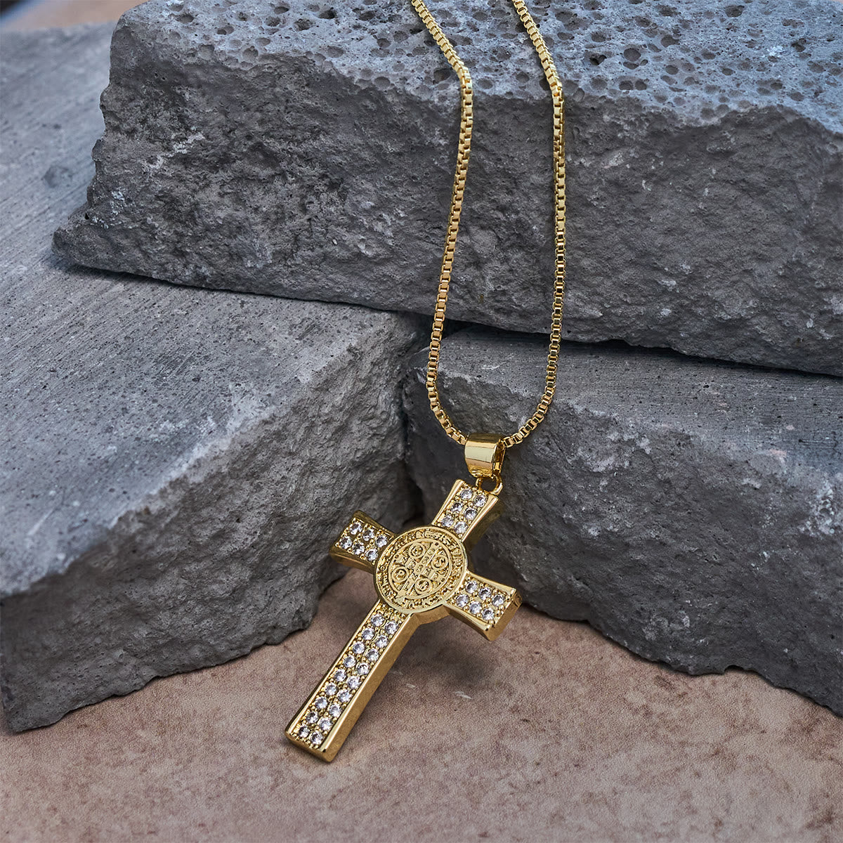 Collar de Cruz Serie Emblema de San Benito: Recordatorio de Fe y Gracia Diario