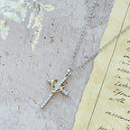 Collar de Corazón y Cruz en Dos Tonos con Circonias: Fusión de Amor y Fe