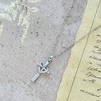 Collar de Corazón y Cruz en Dos Tonos con Circonias: Fusión de Amor y Fe