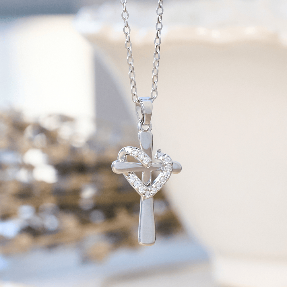 Collar de Corazón y Cruz en Dos Tonos con Circonias: Fusión de Amor y Fe