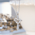 Collar de Corazón y Cruz en Dos Tonos con Circonias: Fusión de Amor y Fe