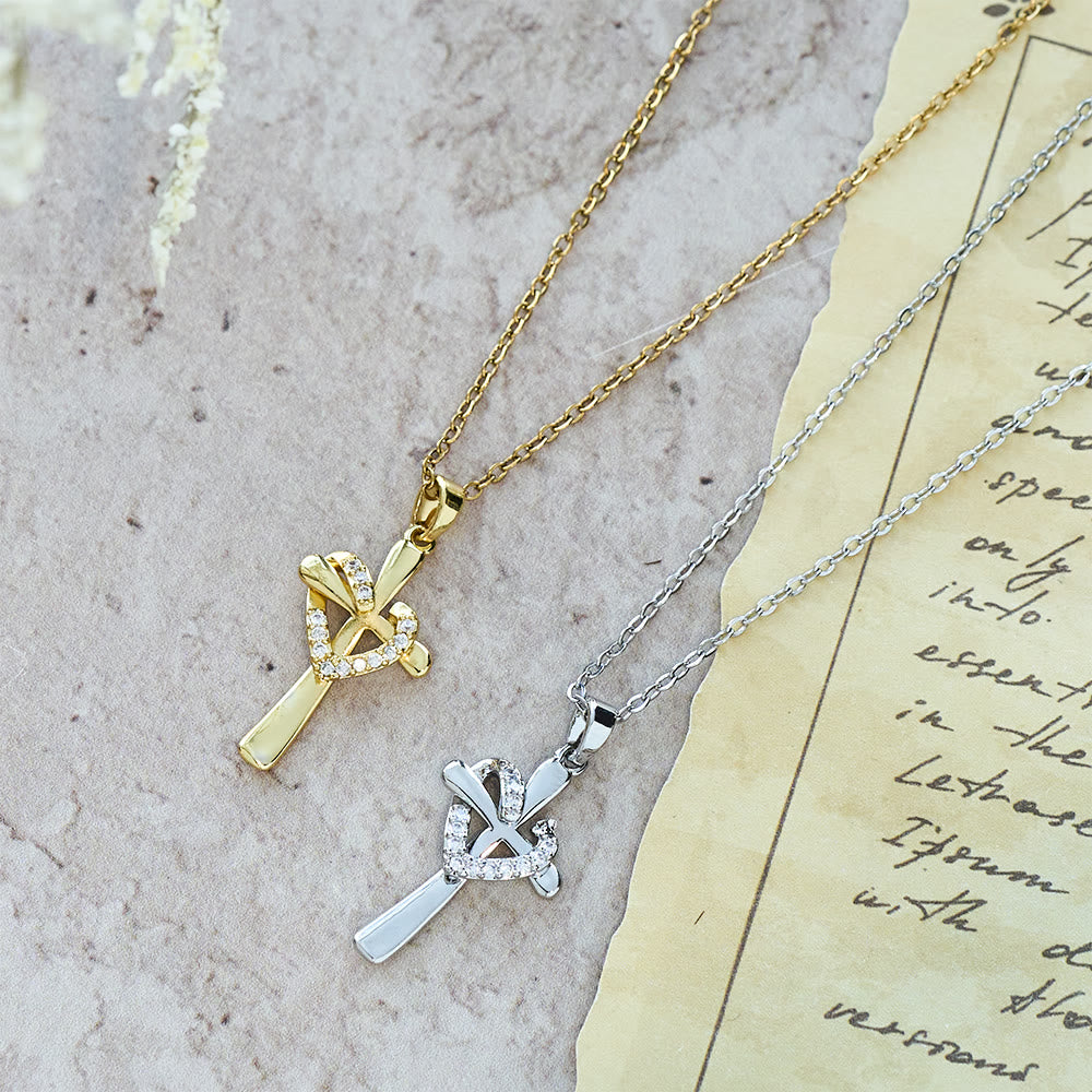 Collar de Corazón y Cruz en Dos Tonos con Circonias: Fusión de Amor y Fe
