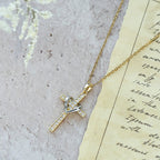 Collar de Corazón y Cruz en Dos Tonos con Circonias: Fusión de Amor y Fe