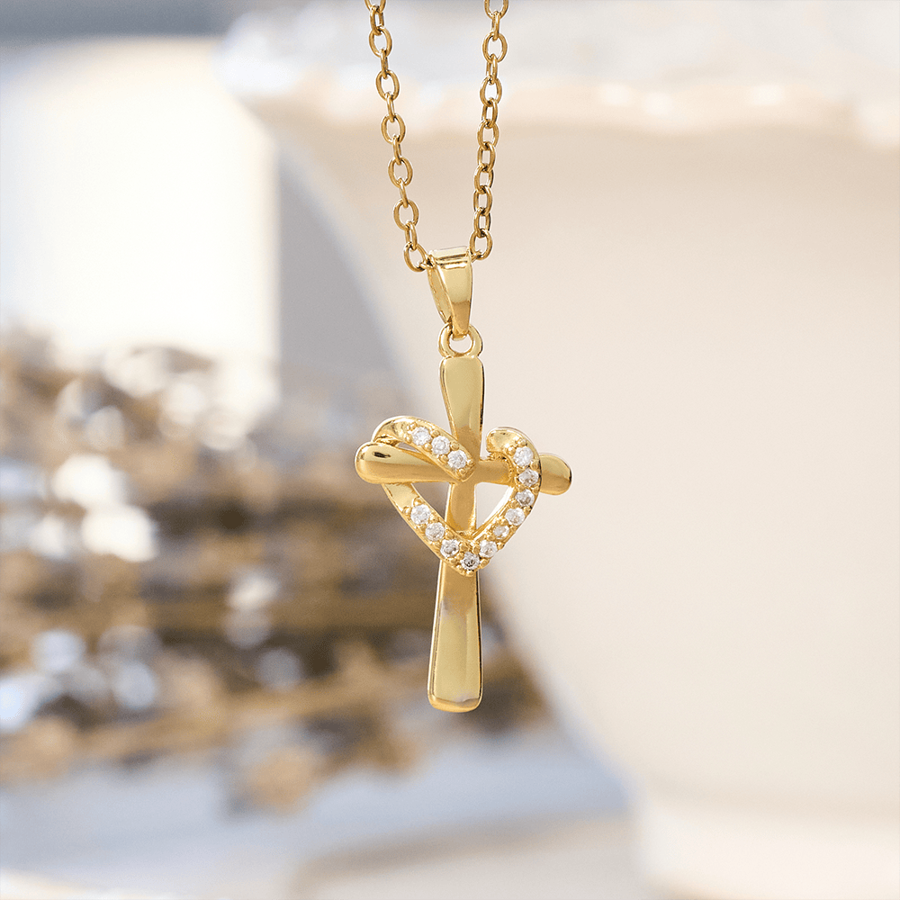 Collar de Corazón y Cruz en Dos Tonos con Circonias: Fusión de Amor y Fe