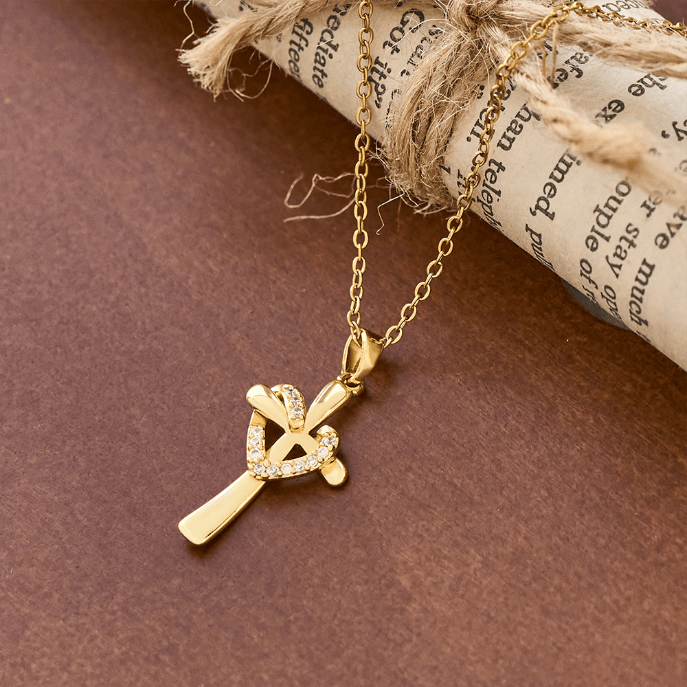 Collar de Corazón y Cruz en Dos Tonos con Circonias: Fusión de Amor y Fe