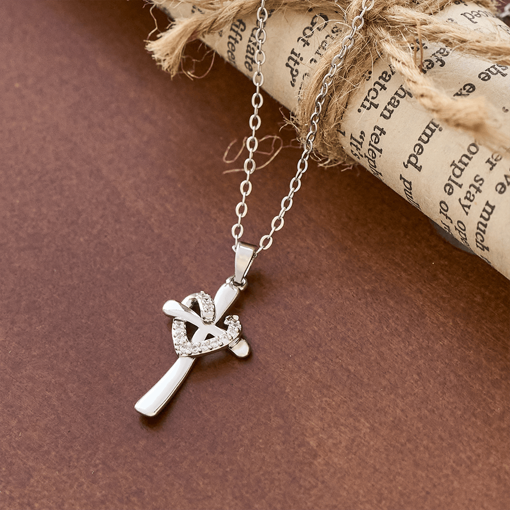 Collar de Corazón y Cruz en Dos Tonos con Circonias: Fusión de Amor y Fe