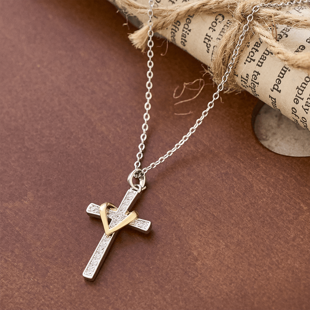 Collar de Corazón y Cruz en Dos Tonos con Circonias: Fusión de Amor y Fe