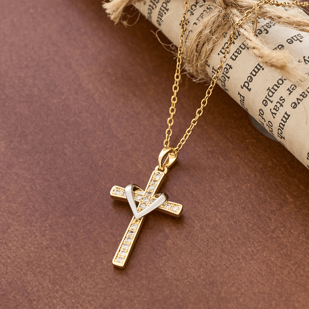 Collar de Corazón y Cruz en Dos Tonos con Circonias: Fusión de Amor y Fe