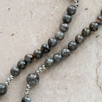 Pulsera Rosario de Piedra de Fuego con Brillo UV de 6 mm: Textura Cenizas y Devoción Iluminada