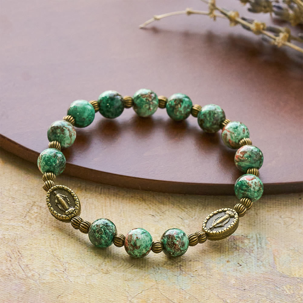 Pulsera Vintage de Cristal Rojo y Verde con Medalla Milagrosa: Fe y Gracia Diarias