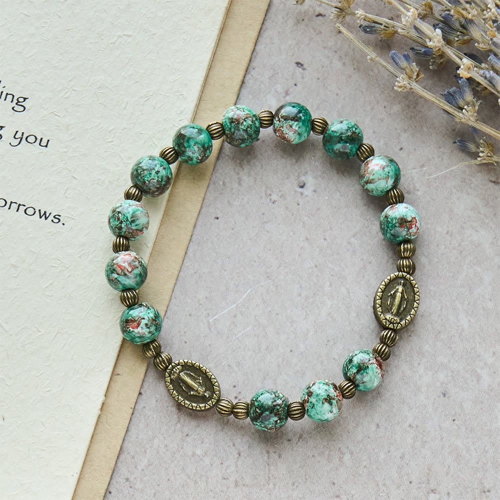 Pulsera Vintage de Cristal Rojo y Verde con Medalla Milagrosa: Fe y Gracia Diarias