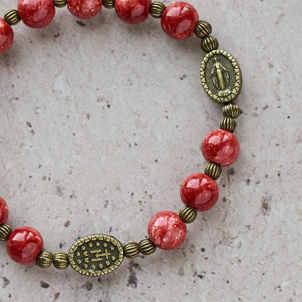 Pulsera Vintage de Cristal Rojo y Verde con Medalla Milagrosa: Fe y Gracia Diarias