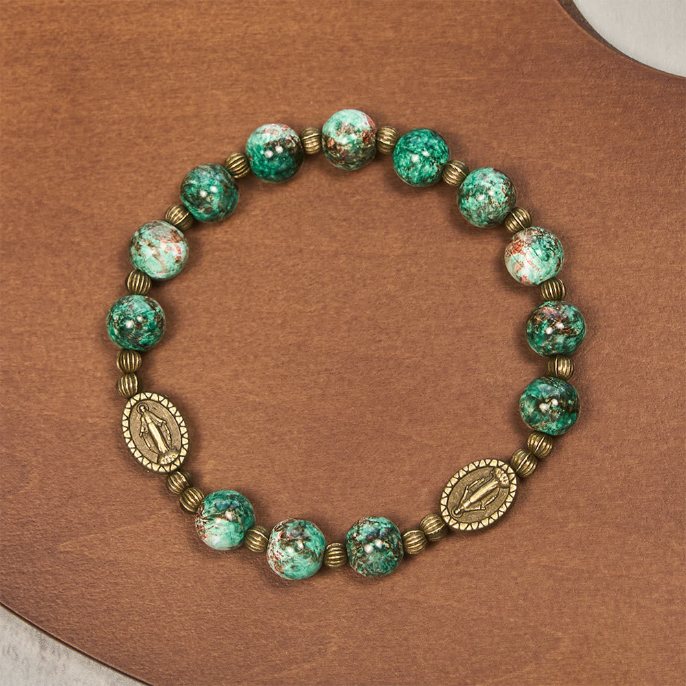 Pulsera Vintage de Cristal Rojo y Verde con Medalla Milagrosa: Fe y Gracia Diarias