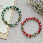 Pulsera Vintage de Cristal Rojo y Verde con Medalla Milagrosa: Fe y Gracia Diarias
