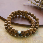 Pulsera de Cruz de Madera por Capas: Devoción Serena para el Día a Día