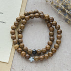 Pulsera de Cruz de Madera por Capas: Devoción Serena para el Día a Día