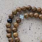 Pulsera de Cruz de Madera por Capas: Devoción Serena para el Día a Día