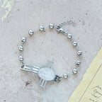 Pulsera de Cuentas Llena de Gracia: Dije de Cruz para Recordatorios Suaves