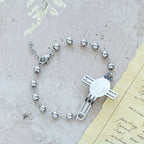Pulsera de Cuentas Llena de Gracia: Dije de Cruz para Recordatorios Suaves