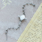 Pulsera de Cuentas Llena de Gracia: Dije de Cruz para Recordatorios Suaves