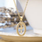 Collar de Cruz y Óvalo Brillante: Recordatorios Serenos de Su Amor