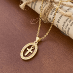 Collar de Cruz y Óvalo Brillante: Recordatorios Serenos de Su Amor