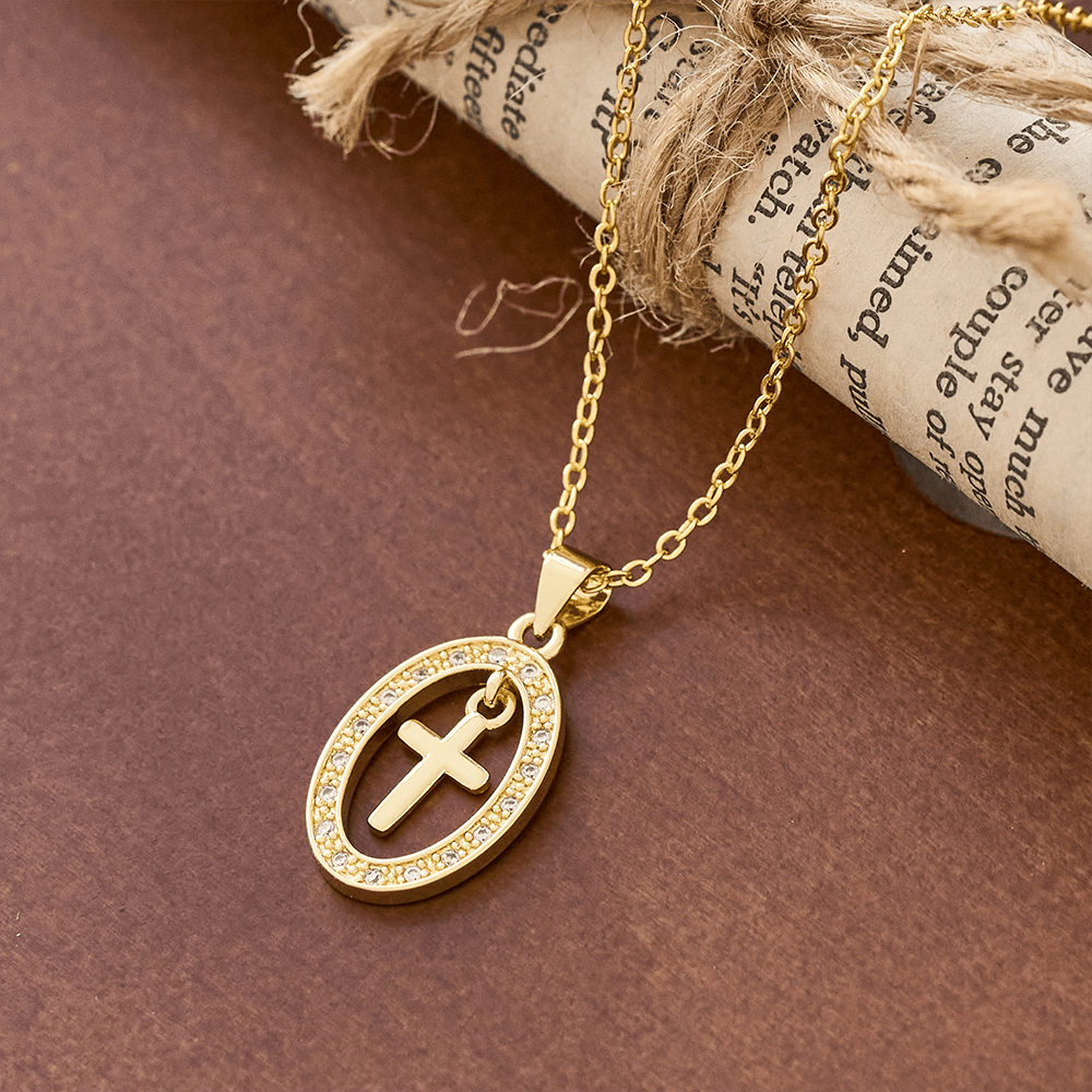 Collar de Cruz y Óvalo Brillante: Recordatorios Serenos de Su Amor