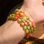 Pulsera Rosario Arcoíris de Fe Vibrante: Cuentas de Colores y Virgen Dorada Sagrada