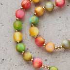 Pulsera Rosario Arcoíris de Fe Vibrante: Cuentas de Colores y Virgen Dorada Sagrada