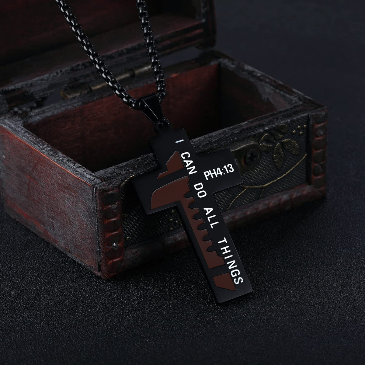 Collar de Cruz de Rugby/Baloncesto: Devoción para Amantes del Deporte