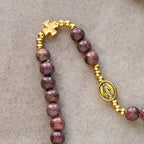 Pulsera Rosario Multicapa de Madera de Perilla con Cuentas Terrosas y la Virgen
