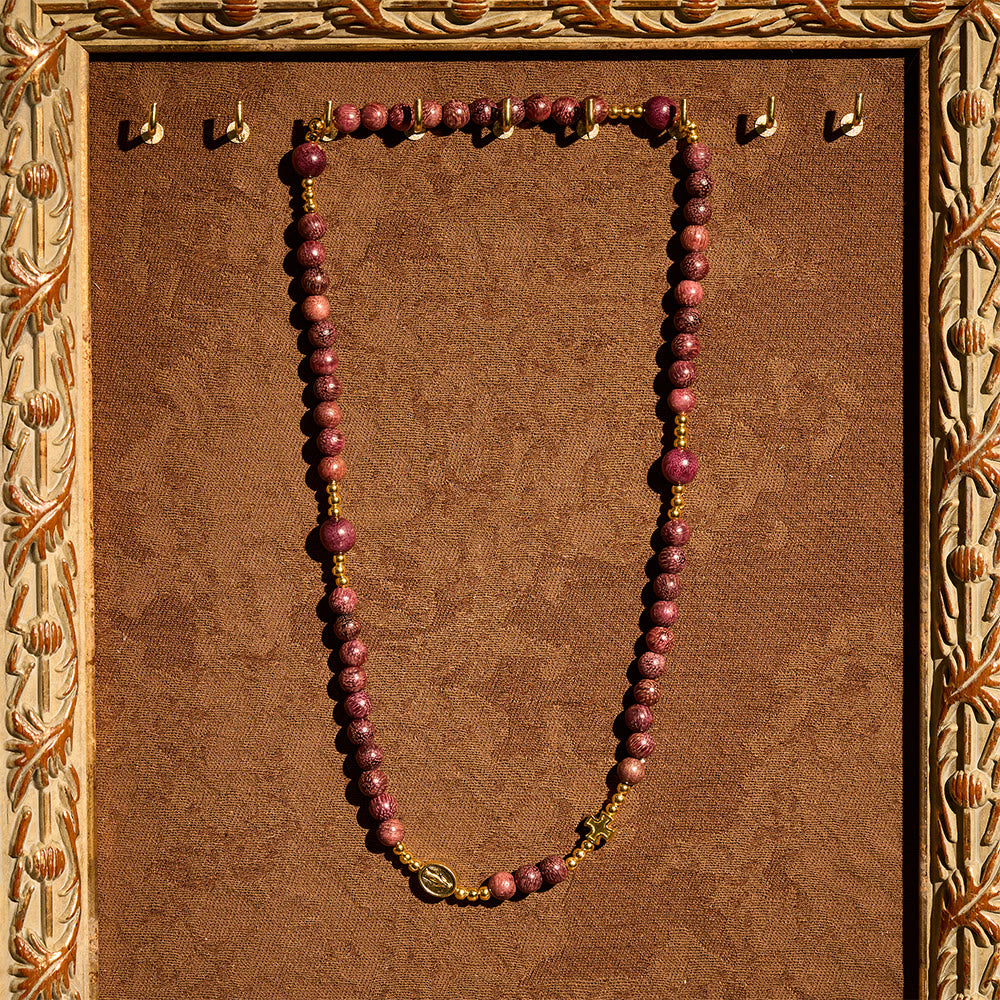 Pulsera Rosario Multicapa de Madera de Perilla con Cuentas Terrosas y la Virgen