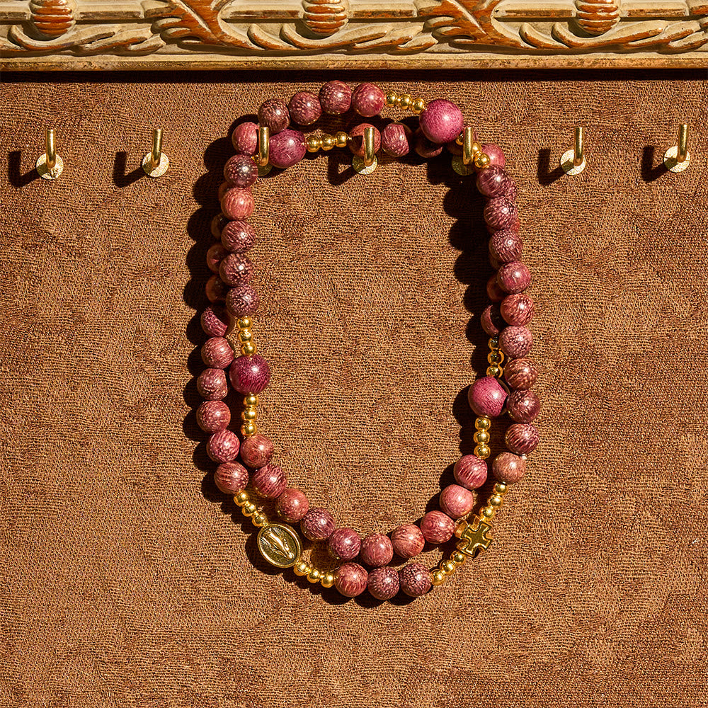 Pulsera Rosario Multicapa de Madera de Perilla con Cuentas Terrosas y la Virgen