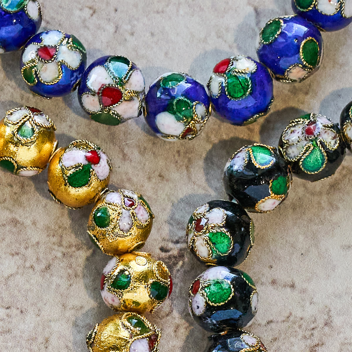 Piezas de Fe en Filigrana y Esmalte Cloisonné: Consuelo con Simbolismo Sagrado