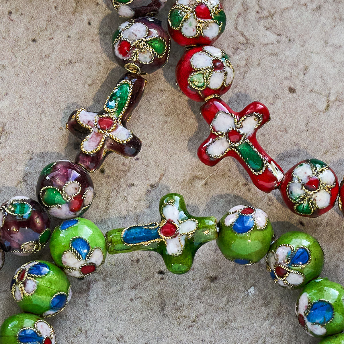 Piezas de Fe en Filigrana y Esmalte Cloisonné: Consuelo con Simbolismo Sagrado