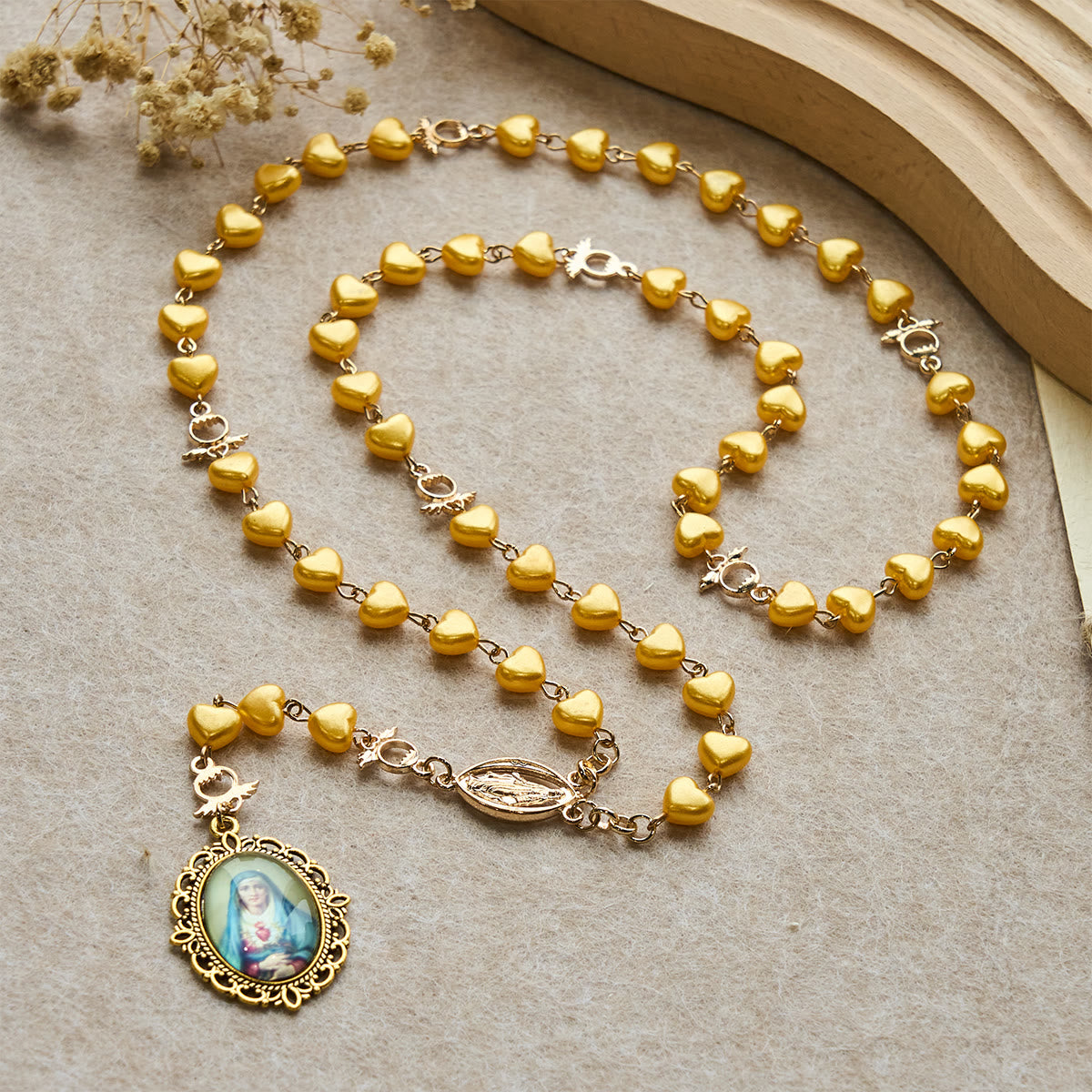 Set de Rosario y Pulsera de Cuentas de Corazón Amarillo: Compañero de Gracia Diaria
