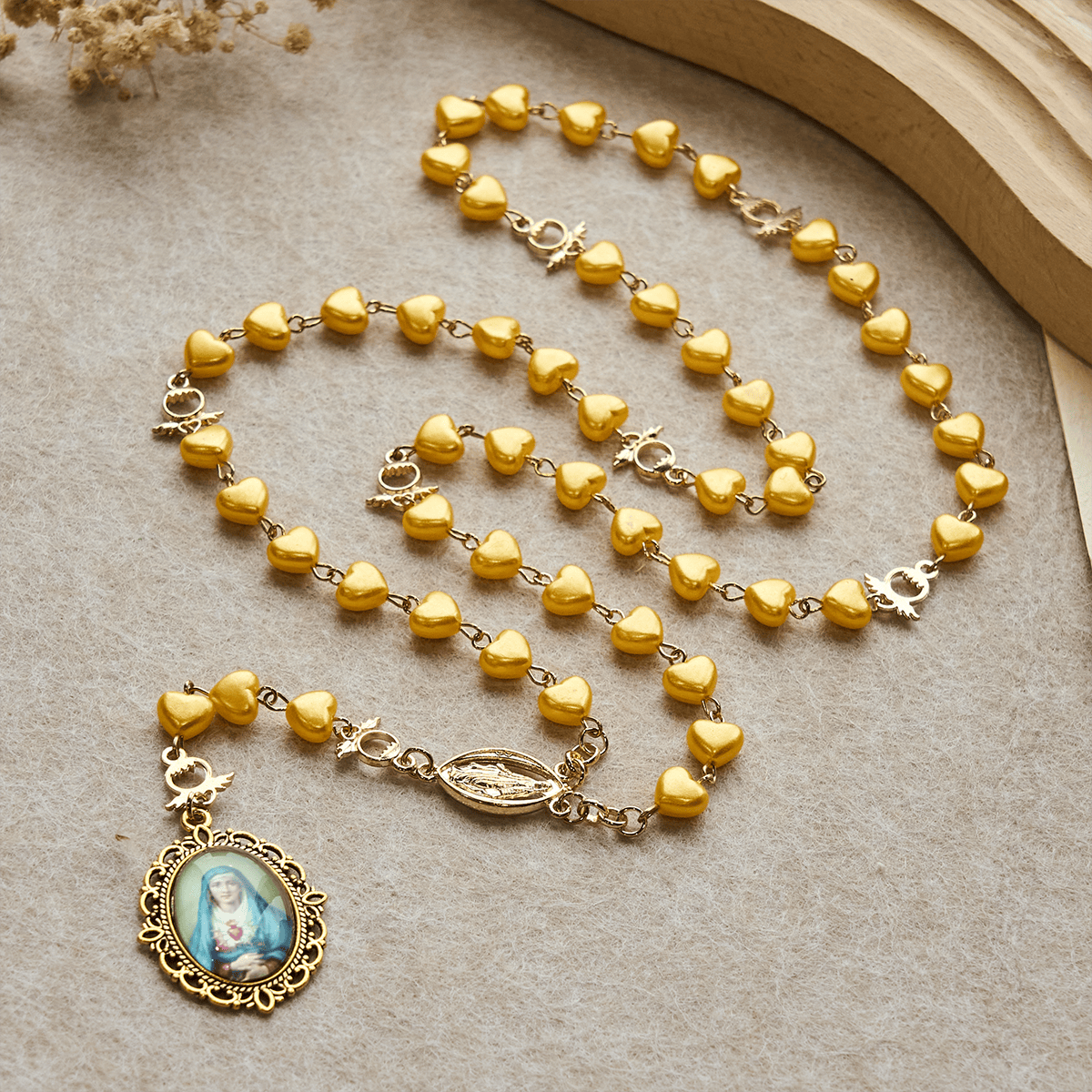 Set de Rosario y Pulsera de Cuentas de Corazón Amarillo: Compañero de Gracia Diaria