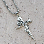 Collar de Fe con Cruz Envuelta en Rosas y Diseño Floral Gótico