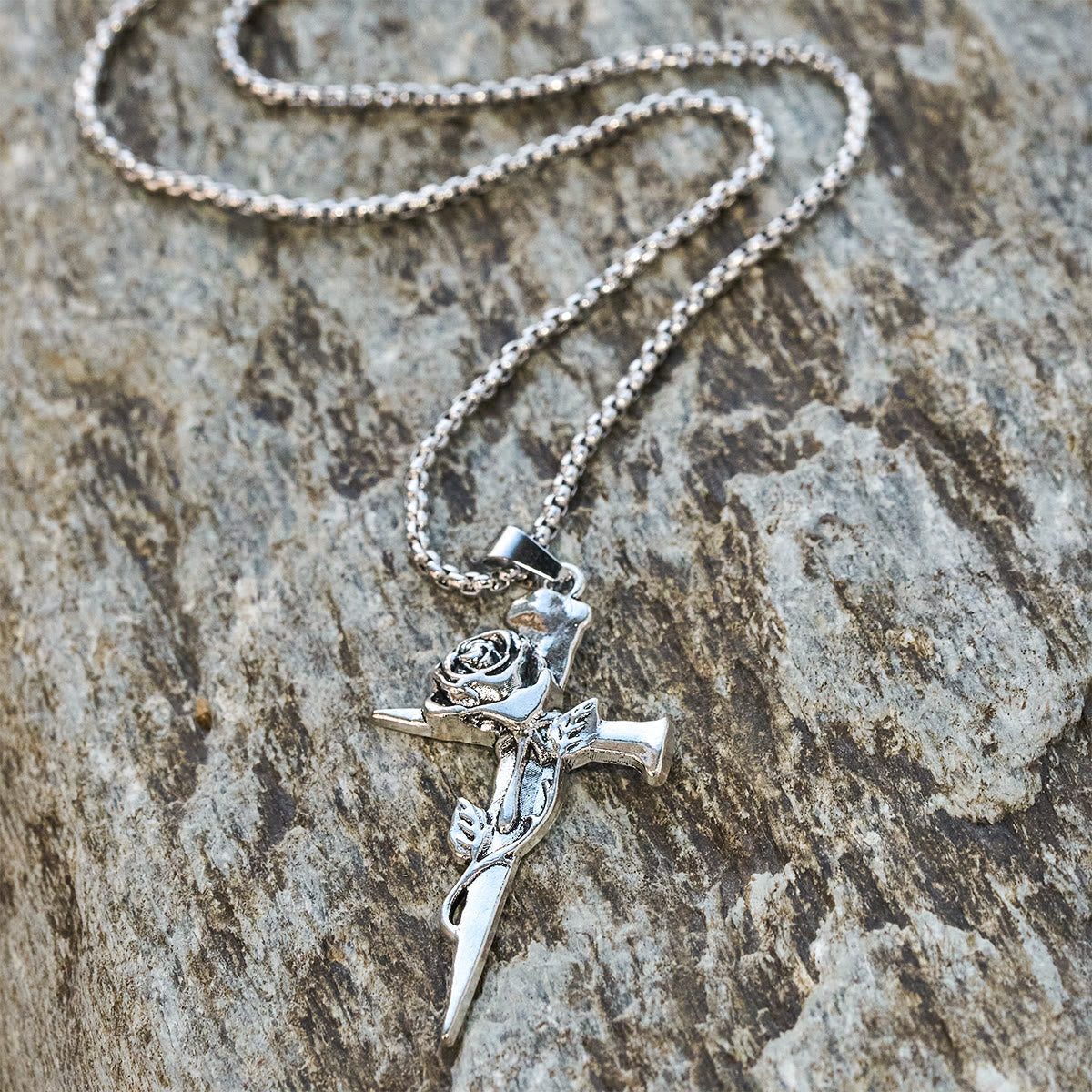 Collar de Fe con Cruz Envuelta en Rosas y Diseño Floral Gótico