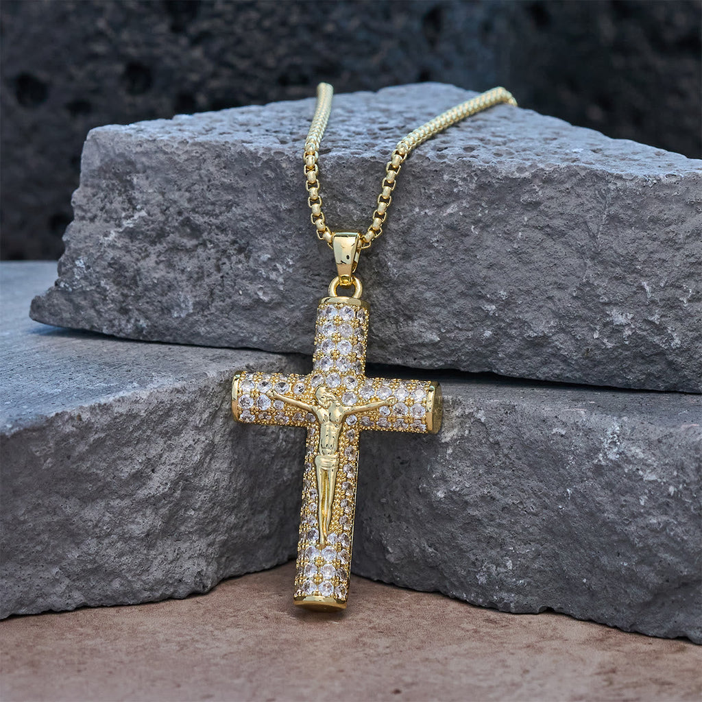 Collar Crucifijo de Jesús con Pavé: Detalle Brillante para la Fe y el Estilo Diario