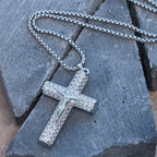 Collar Crucifijo de Jesús con Pavé: Detalle Brillante para la Fe y el Estilo Diario