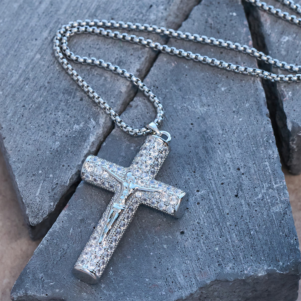 Collar Crucifijo de Jesús con Pavé: Detalle Brillante para la Fe y el Estilo Diario