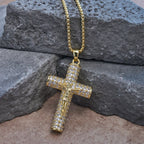 Collar Crucifijo de Jesús con Pavé: Detalle Brillante para la Fe y el Estilo Diario