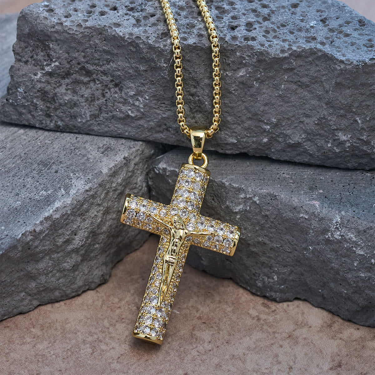 Collar Crucifijo de Jesús con Pavé: Detalle Brillante para la Fe y el Estilo Diario