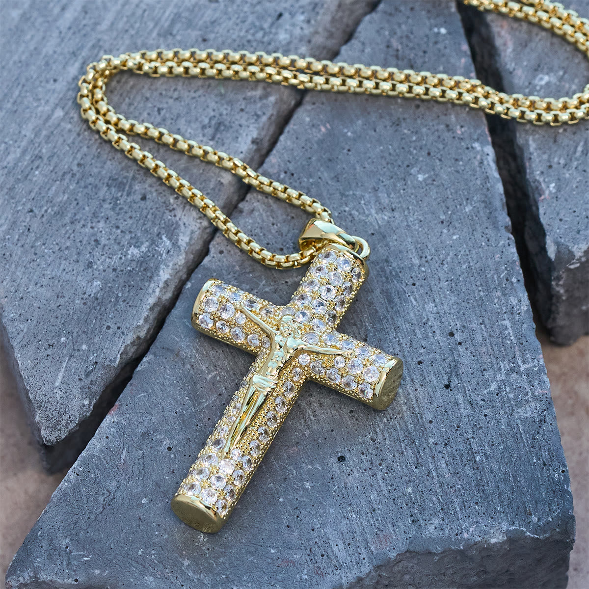 Collar Crucifijo de Jesús con Pavé: Detalle Brillante para la Fe y el Estilo Diario
